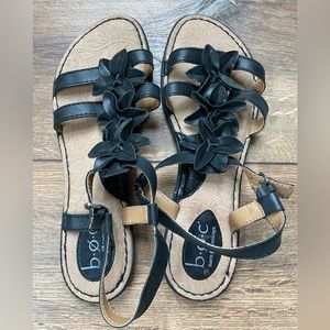 NWOT Børn Black Leather Sandals with Floral Detail